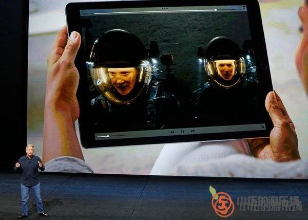 苹果公司的菲利普·席勒在介绍iPad Pro。